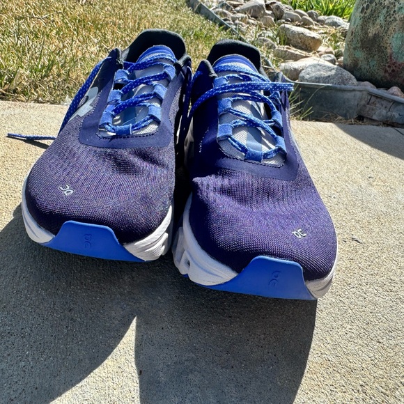 On Running Cloudstratus Blue and White Shoes - Picture 5 of 8